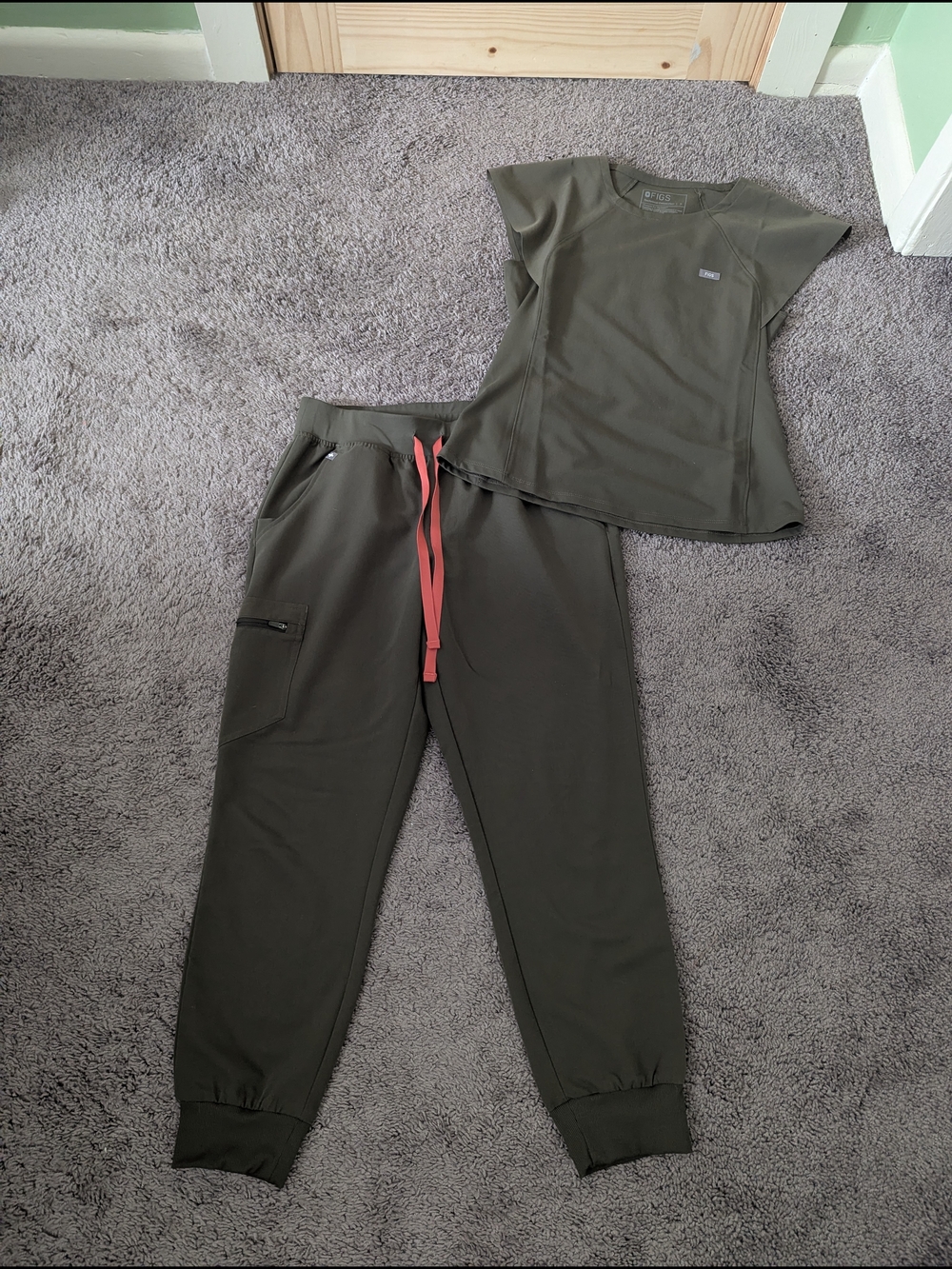 FIGS Scrub Set Orillia Slim Scoop Neck Top S Zamora Jogger Bottoms PM Olive
